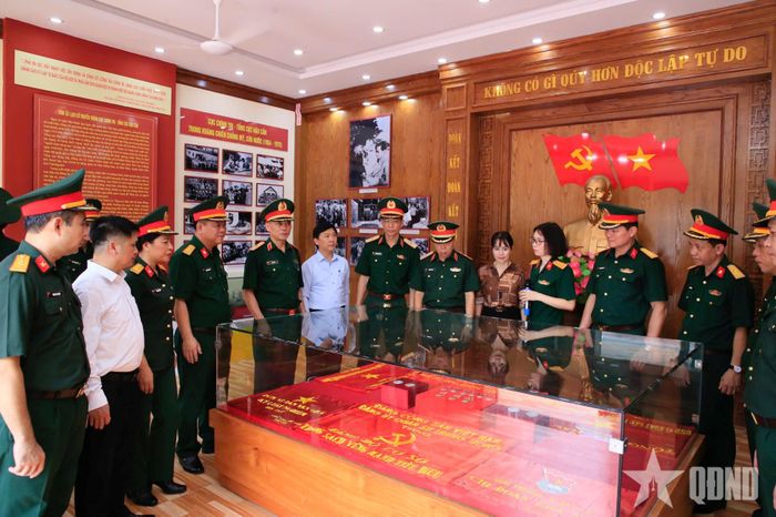  Đoàn tham quan nhà truyền thống.