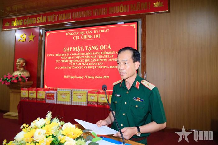   Thiếu tướng Nguyễn Mạnh Hùng phát biểu tại buổi gặp mặt, tặng quà. 