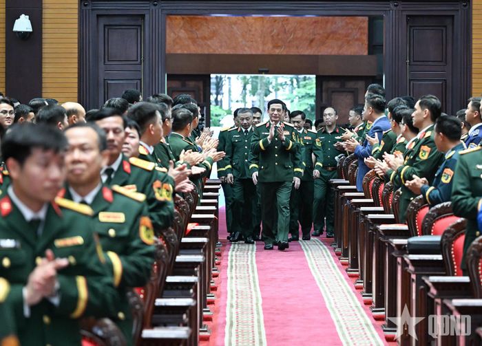  Đại tướng Phan Văn Giang và các đại biểu đến dự chương trình. 