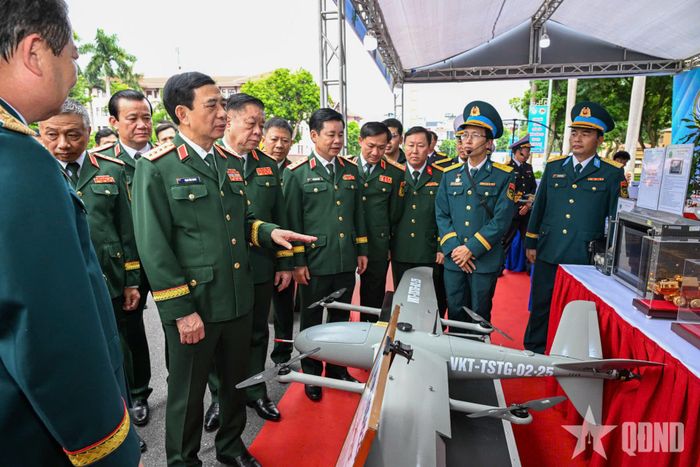  Đại tướng Phan Văn Giang, Đại tướng Nguyễn Trọng Nghĩa cùng các đại biểu tham quan công trình, sáng kiến tiêu biểu của tuổi trẻ Quân đội trưng bày phục vụ chương trình.