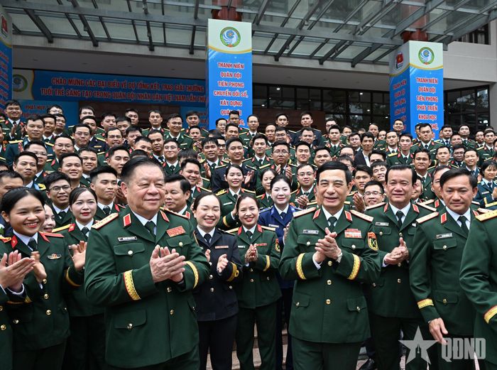  Đại tướng Phan Văn Giang, Đại tướng Nguyễn Trọng Nghĩa cùng các đại biểu dự chương trình.