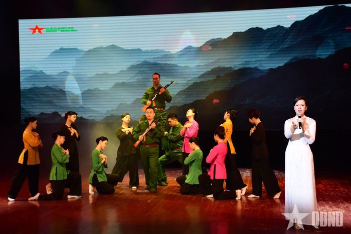  Phần thi Tuyên truyền viên trẻ của Đoàn cơ sở Báo Quân đội nhân dân với chủ đề “Thượng sĩ, Anh hùng lực lượng vũ trang nhân dân Vũ Văn Bình - Ngọn đèn sáng mãi của Tuổi trẻ Quân đội”. 