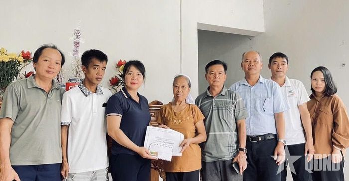 Ban Công tác Mặt trận xóm Trung tâm trao số tiền ủng hộ gia đình ông Trịnh Quốc Tuấn. 