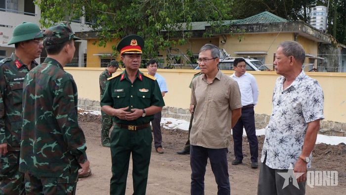 Đại tá Trương Thành Việt, Chính ủy Bộ CHQS tỉnh Khánh Hòa (ở giữa) chỉ đạo công tác tìm kiếm.