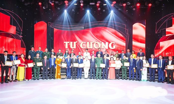 Bà Ka Hiếu (đứng thứ 9, hàng đầu, từ trái qua) trong Lễ tuyên dương gương điển hình học tập và làm theo tư tưởng, đạo đức, phong cách Hồ Chí Minh, tại Nghệ An, ngày 14-12-2025. Ảnh do nhân vật cung cấp