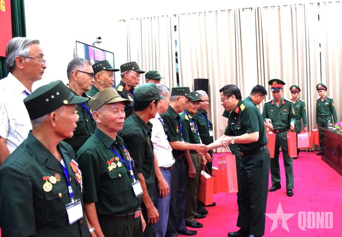 Trao quà tặng đại biểu người có công với cách mạng tỉnh Đồng Nai.