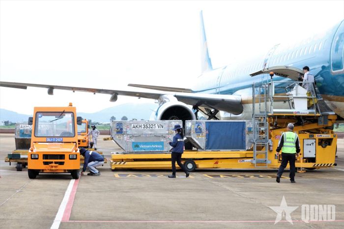  Vận chuyển hàng hóa tại sân bay.