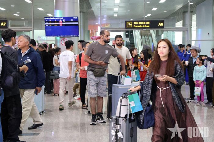  Ngày đầu hoạt động trở lại, sân bay Liên Khương đã nhộn nhịp du khách.