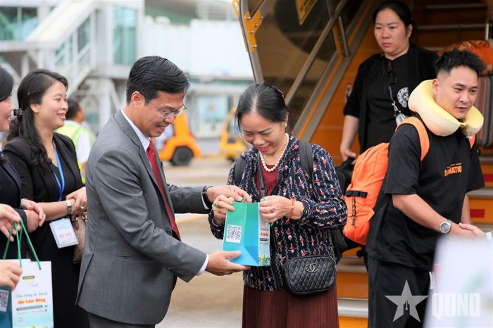  Đồng chí Đinh Văn Tuấn, Phó chủ tịch UBND tỉnh Lâm Đồng tặng quà hành khách tại sân bay Liên Khương.