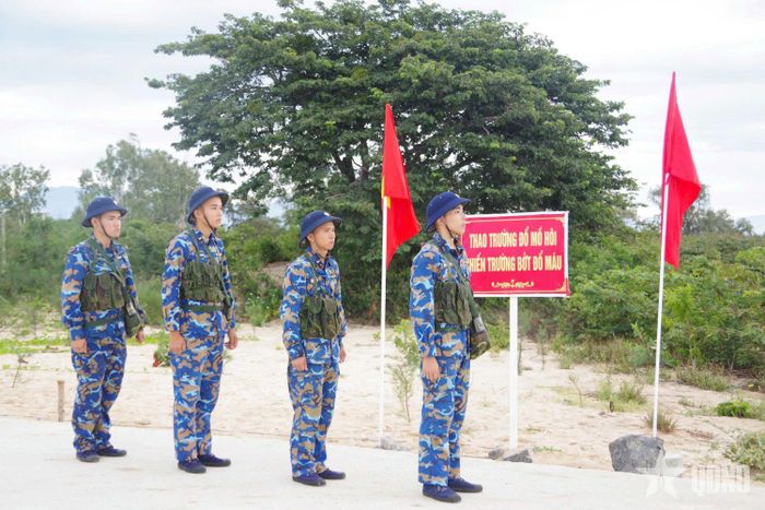  Các chiến sĩ chuẩn bị thực hành bắn.