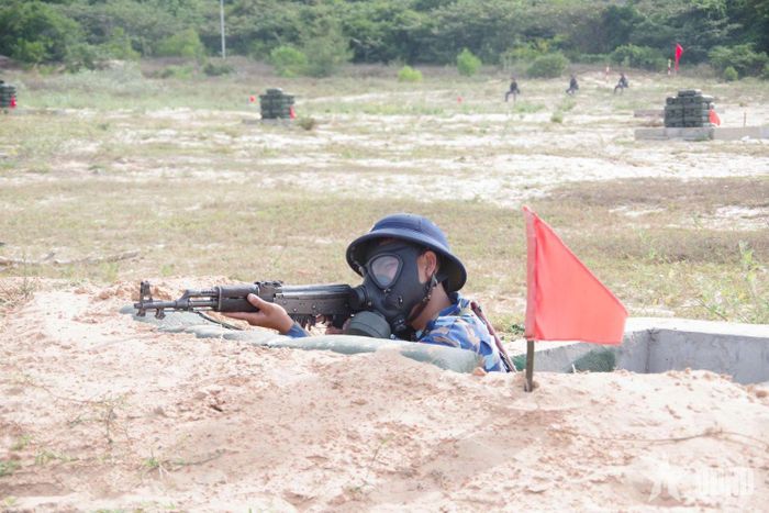  Chiến sĩ thực hiện động tác đứng bắn trong công sự.