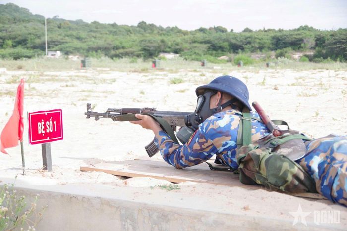 Chiến sĩ thực hiện động tác nằm bắn không có bệ tì.