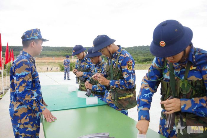  Các chiến sĩ tiến hành nhận, lắp đạn.