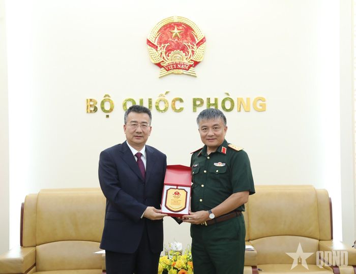  Thượng tướng Nguyễn Văn Hiền và đồng chí Lã Vũ Khâm trao tặng quà lưu niệm. 