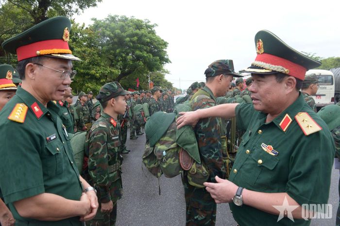  Trung tướng Nguyễn Bá Lực kiểm tra Lữ đoàn 270 báo động phân đội trực sẵn sàng chiến đấu cơ động và xử trí tình huống.  