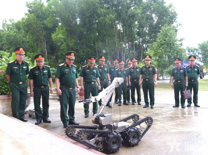 Trung tướng Nguyễn Bá Lực và đoàn công tác kiểm tra Lữ đoàn 270 xử lý tình huống bom, mìn bằng robot. 
