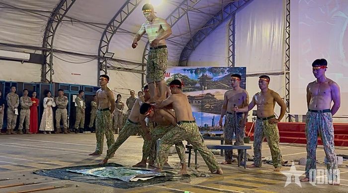  Tiết mục trình diễn của Đội Công binh số 4 Việt Nam. 