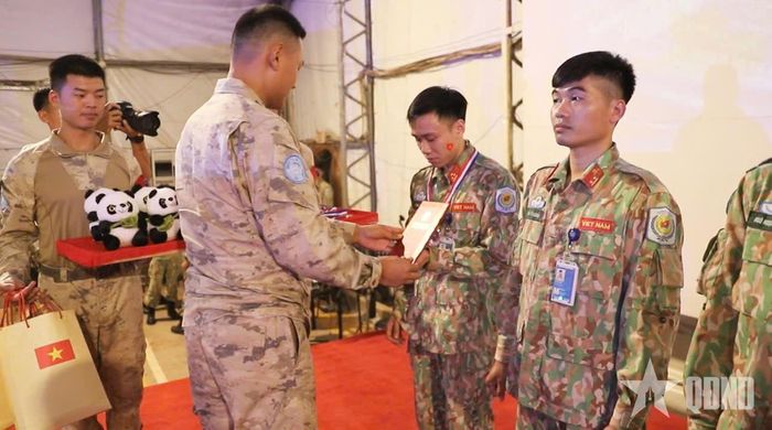 Trao giải cho các đội đạt thành tích trong thi đấu giao hữu thể thao.