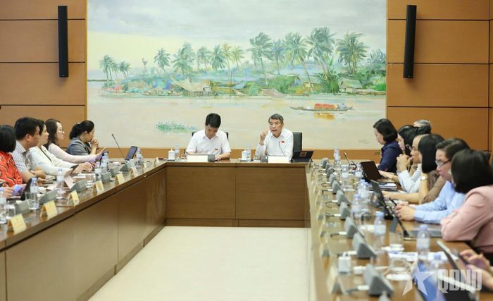 Quang cảnh phiên thảo luận tổ.