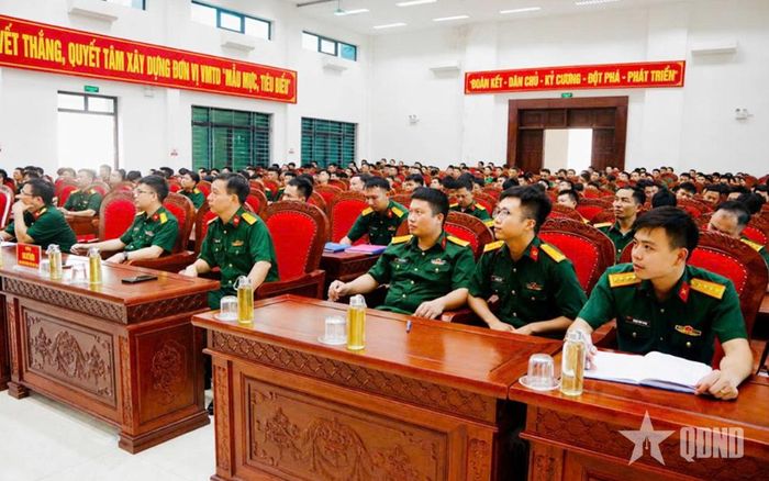  Quang cảnh hội nghị truyền thông chăm sóc sức khỏe cho cán bộ, chiến sĩ Trung đoàn 209, Sư đoàn 312, Quân đoàn 12. 