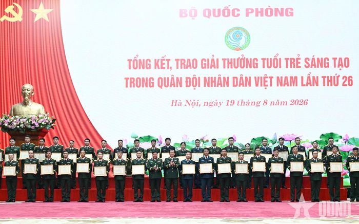  Lãnh đạo các đơn vị trao chứng nhận tặng đại diện các tác giả có công trình đạt giải Ba.