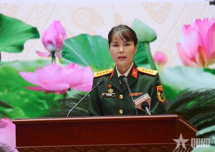 Đại úy QNCN Vũ Thị Hạnh, Trung tâm Dịch vụ dữ liệu và Trí tuệ nhân tạo Viettel (Tập đoàn Công nghiệp - Viễn thông Quân đội) đại diện các tác giả có công trình đạt giải cao trình bày báo cáo. 
