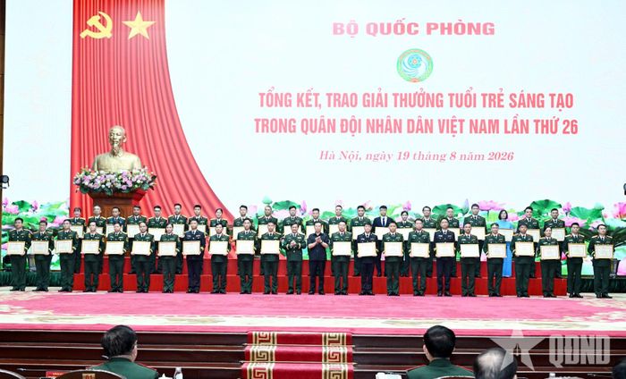  Trung tướng Lê Văn Hướng, Phó tổng Tham mưu trưởng và lãnh đạo Ban Tuyên giáo Trung ương trao chứng nhận tặng đại diện các tác giả có công trình đạt giải Nhì.