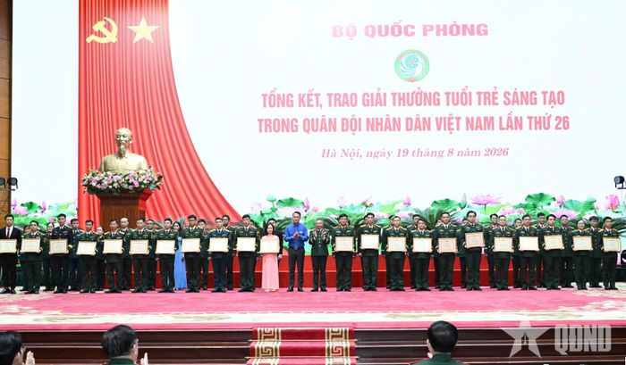 Thượng tướng Lê Quang Minh, Phó chủ nhiệm Tổng cục Chính trị, Chủ tịch Hội đồng Giải thưởng Tuổi trẻ sáng tạo trong Quân đội và lãnh đạo Trung ương Đoàn TNCS Hồ Chí Minh trao chứng nhận tặng đại diện các tác giả có công trình đạt giải Nhì. 