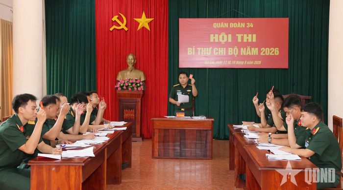 Cán bộ thi thực hành điều hành sinh hoạt chi bộ. 