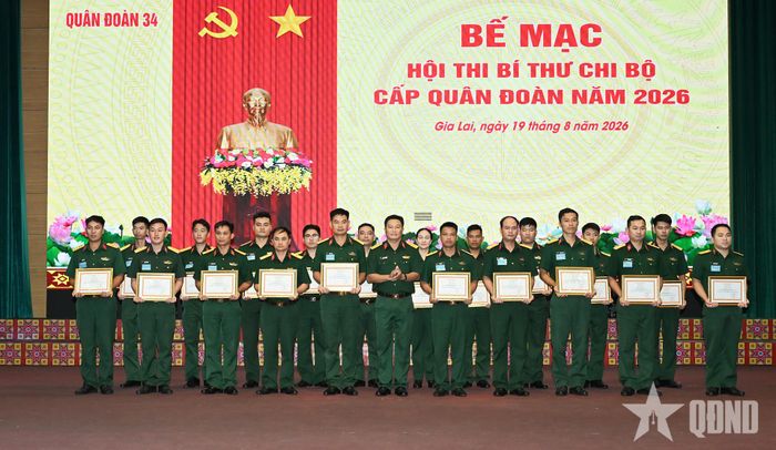 Lãnh đạo Cục chính trị Quân đoàn 34 trao giấy chứng nhận đạt kết quả giỏi cho các đồng chí cán bộ tham dự hội thi.