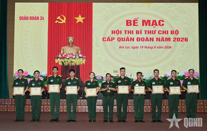 Thiếu tướng Đỗ Đức Dũng trao giấy khen tặng các đồng chí đạt giải Khuyến khích và giải Nhất.
