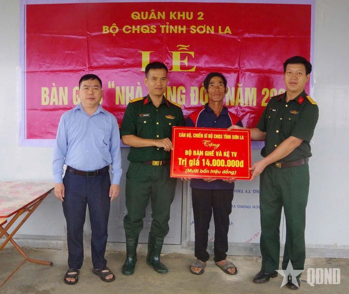 Đại diện Bộ CHQS tỉnh trao vật dụng thiết yếu tặng gia đình Hạ sĩ Lầu A Ga.
