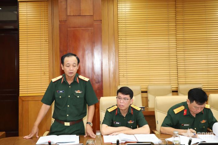 Thiếu tướng Đỗ Văn Hậu, Cục trưởng Cục Quân nhu phát biểu ý kiến tại hội nghị.