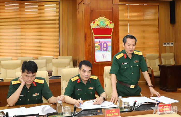 Đại tá Phạm Hồng Thái, Phó Tham mưu trưởng Tổng cục HC-KT phát biểu ý kiến tại hội nghị.