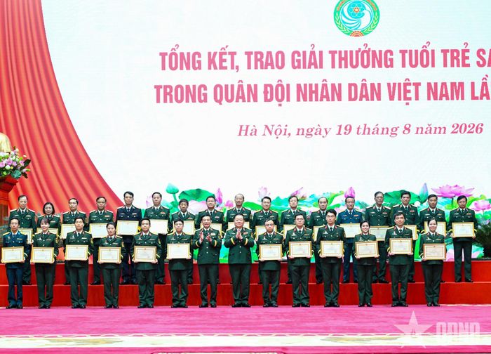 Đại tướng Phan Văn Giang, Ủy viên Bộ Chính trị, Phó thủ tướng Chính phủ, Bộ trưởng Bộ Quốc phòng và Đại tướng Nguyễn Trọng Nghĩa, Ủy viên Bộ Chính trị, Bí thư Trung ương Đảng, Ủy viên Thường vụ Quân ủy Trung ương, Chủ nhiệm Tổng cục Chính trị trao Bằng khen của Bộ trưởng Bộ Quốc phòng tặng 17 tập thể có nhiều thành tích trong tham gia giải thưởng và đại diện tác giả của 12 công trình đạt giải Nhất.
