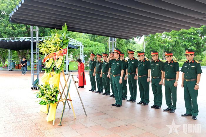 Đoàn công tác Tổng cục Hậu cần - Kỹ thuật dâng hoa tại Di tích Quốc gia đặc biệt Thành cổ Quảng Trị.