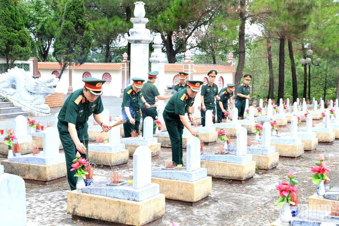 Thành viên đoàn công tác thắp hương tại phần mộ của các anh hùng liệt sĩ tại Nghĩa trang Liệt sĩ quốc gia Đường 9.