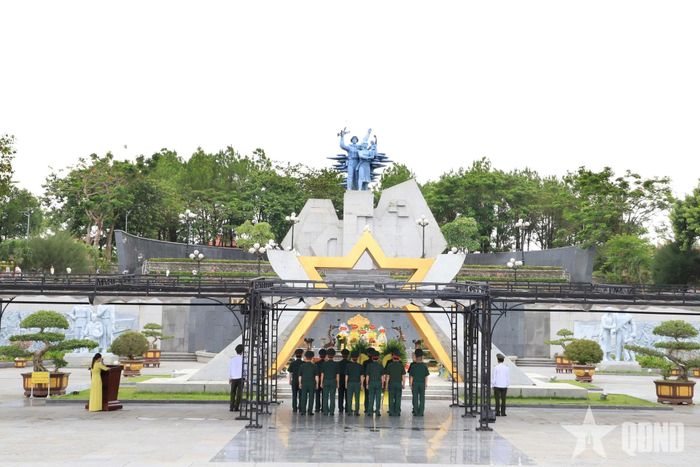 Đoàn dâng hương, dâng hoa viếng các anh hùng liệt sĩ tại Nghĩa trang Liệt sĩ quốc gia Đường 9.