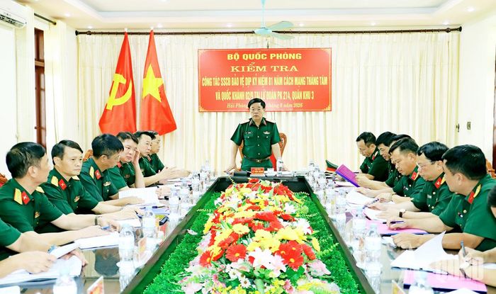 Thiếu tướng Lê Văn Đãng phát biểu kết luận kiểm tra. 