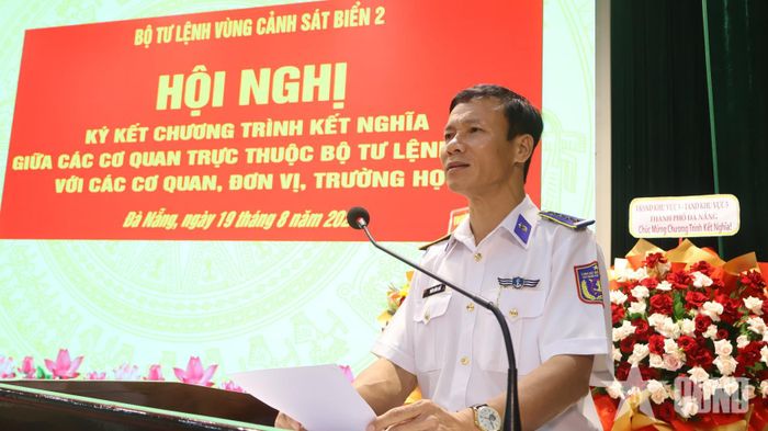  Đại tá Trần Hồng Quế, Phó chính ủy Bộ tư lệnh Vùng Cảnh sát biển 2 phát biểu chỉ đạo tại hội nghị.