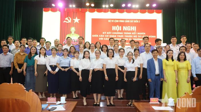  Các đại biểu chụp ảnh lưu niệm.