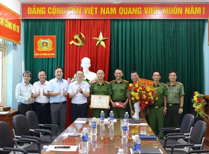 Đại diện lãnh đạo phường Hội An và phường Hòa Xuân trao thưởng cho tập thể Công an phường.