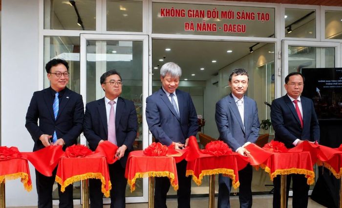 Các đại biểu lãnh đạo thực hiện nghi thức cắt băng khánh thành Không gian trình diễn công nghệ và đổi mới sáng tạo thành phố Daegu tại Đà Nẵng.