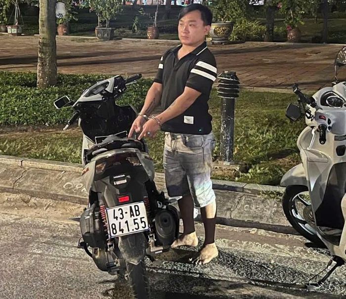 Đối tượng Lê Quang Cảnh tại hiện trường.