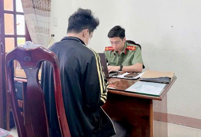 Công an phường Điện Bàn làm việc với ông M.