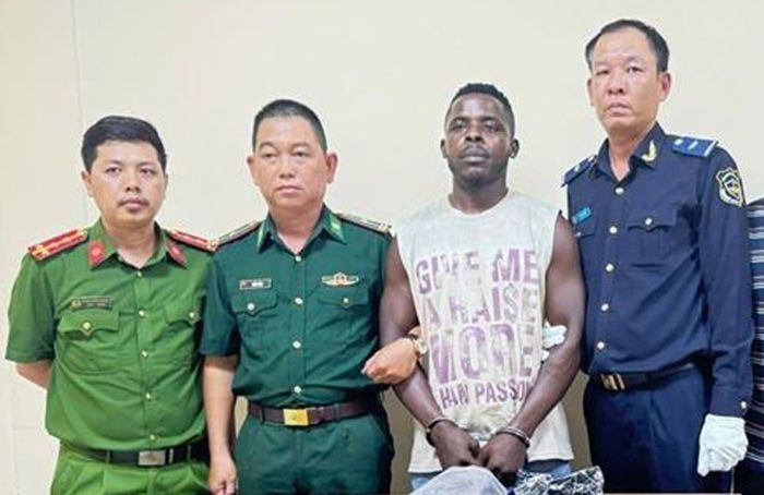 Đối tượng Izuchukwu Calistus Odionye bị bắt giữ cùng số ma túy tang vật.