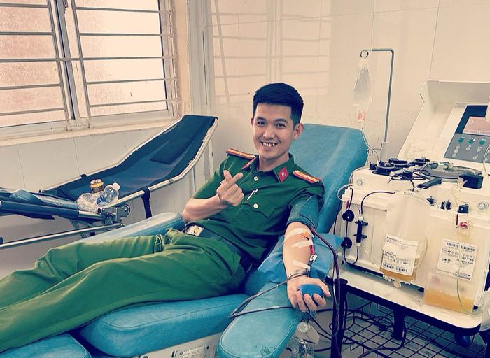 Thiếu tá Phạm Văn Hà đến bệnh viện hiến 1 đơn vị tiểu cầu để các bác sĩ cấp cứu cho cháu Kiệt.