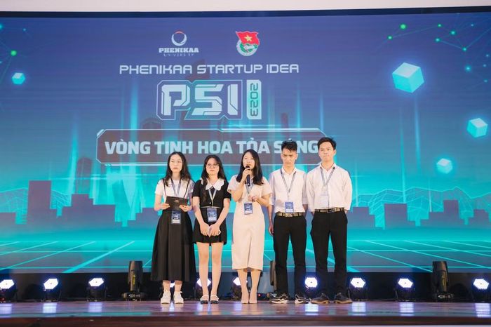 Thúy Hiền (giữa) và đội thi Ý tưởng Khởi nghiệp Sáng tạo Sinh viên Phenikaa 2023.