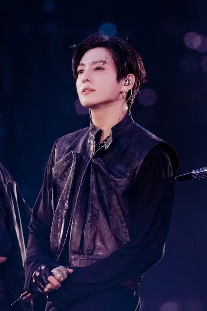 Jungkook của BTS bám sát ở vị trí thứ tư với chỉ số danh tiếng thương hiệu tăng 4,89% so với tháng trước. "Billboard", một kênh truyền thông âm nhạc uy tín của Mỹ, đã bình chọn màn trình diễn ca khúc "Like Animals" của Jungkook là một trong "15 khoảnh khắc ấn tượng nhất" tại buổi hòa nhạc ở sân vận động MetLife. Người hâm mộ cũng đang ngày càng quan tâm đến việc phát hành đĩa đơn solo và album mới của Jungkook. Sau khi tạm nghỉ ít ngày kể từ buổi hòa nhạc tại Baltimore, BTS chuẩn bị tiếp tục chuyến lưu diễn với các buổi biểu diễn tại Arlington, Toronto và Chicago.