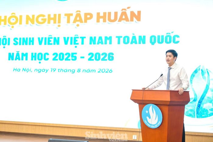 Anh Lâm Tùng – Ủy viên Ban Thường vụ T.Ư Đoàn, Phó Trưởng ban Công tác Thanh thiếu nhi, Phó Chủ tịch thường trực T.Ư Hội Sinh viên Việt Nam phát biểu khai mạc Hội nghị.